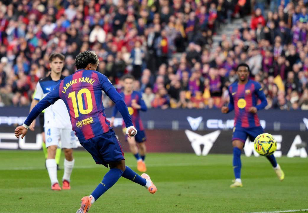 佩德里运筹帷幄，三叉戟高效配合助巴萨3-1力克阿拉维斯登顶西甲